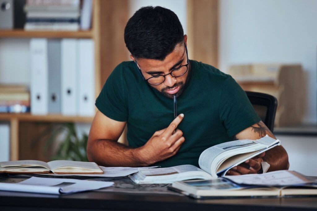 É importante organizar as informações durante os estudos (Imagem: PeopleImages.com – Yuri A | Shutterstock)