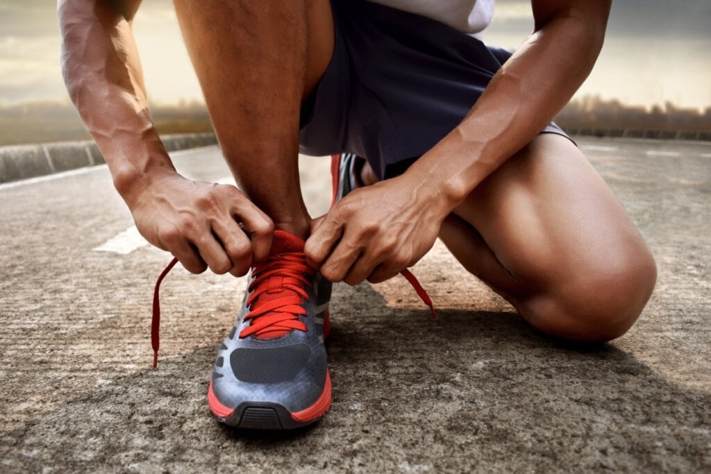 Escolher um tênis que se adapte ao seu pé é importante para evitar incômodo durante a corrida (Imagem: FOTOKITA | Shutterstock)