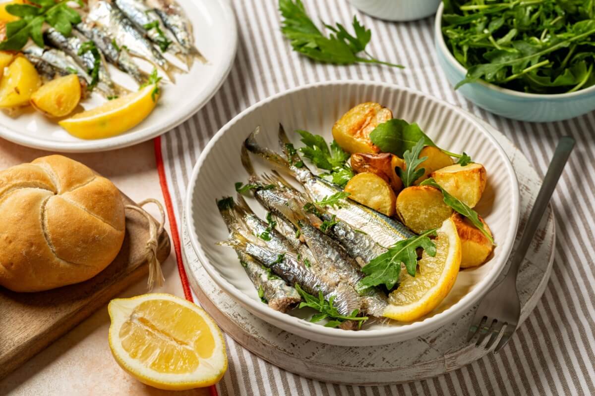 Sardinha assada com batata (Imagem: OlgaBombologna | Shutterstock)