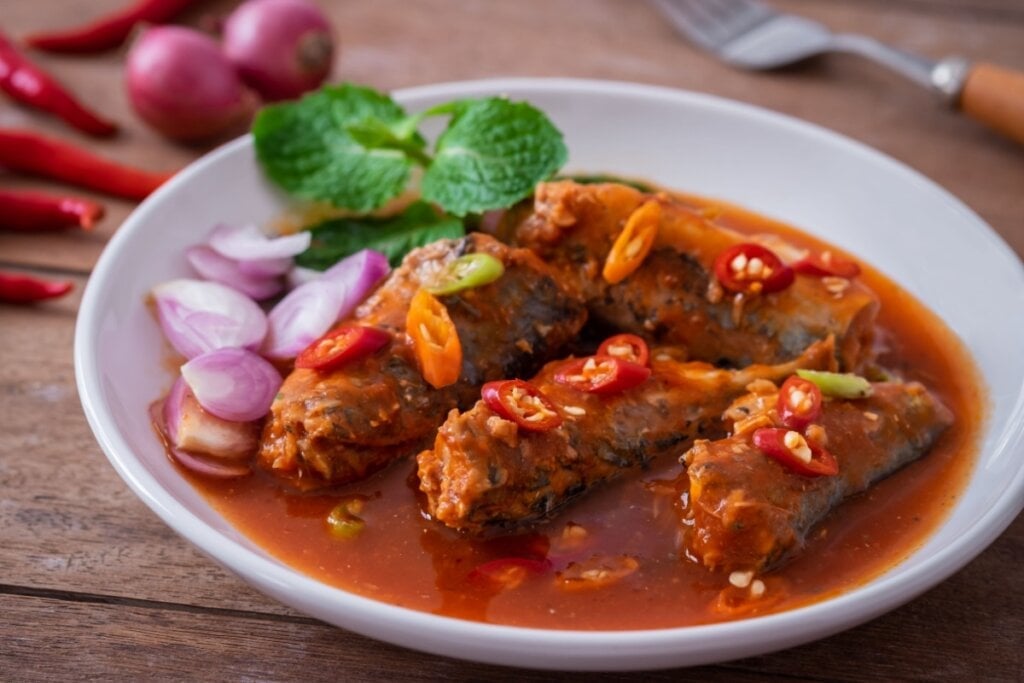 Sardinha em molho de tomate (Imagem: Amarita | Shutterstock)