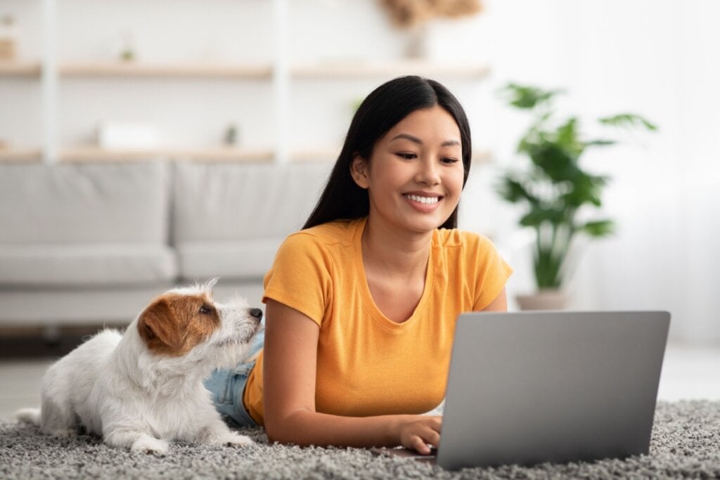 Também é possível realizar adoção responsável por meio de redes sociais e grupos de adoção (Imagem: Prostock-studio | Shutterstock)