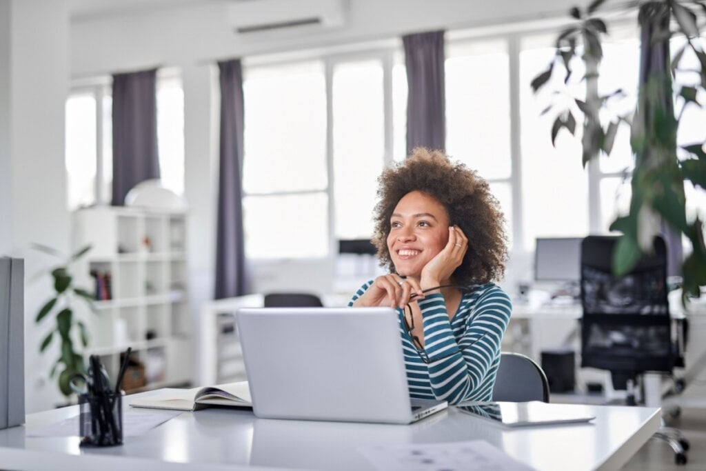 Trabalhar o autoconhecimento ajuda a compreender seus valores, motivações, talentos e o que traz realização no trabalho (Imagem: Nenad Aksic | Shutterstock)