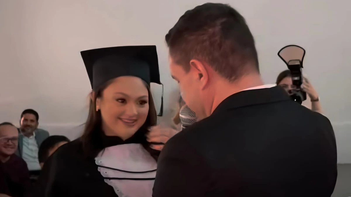 Formanda sendo pedida em casamento 