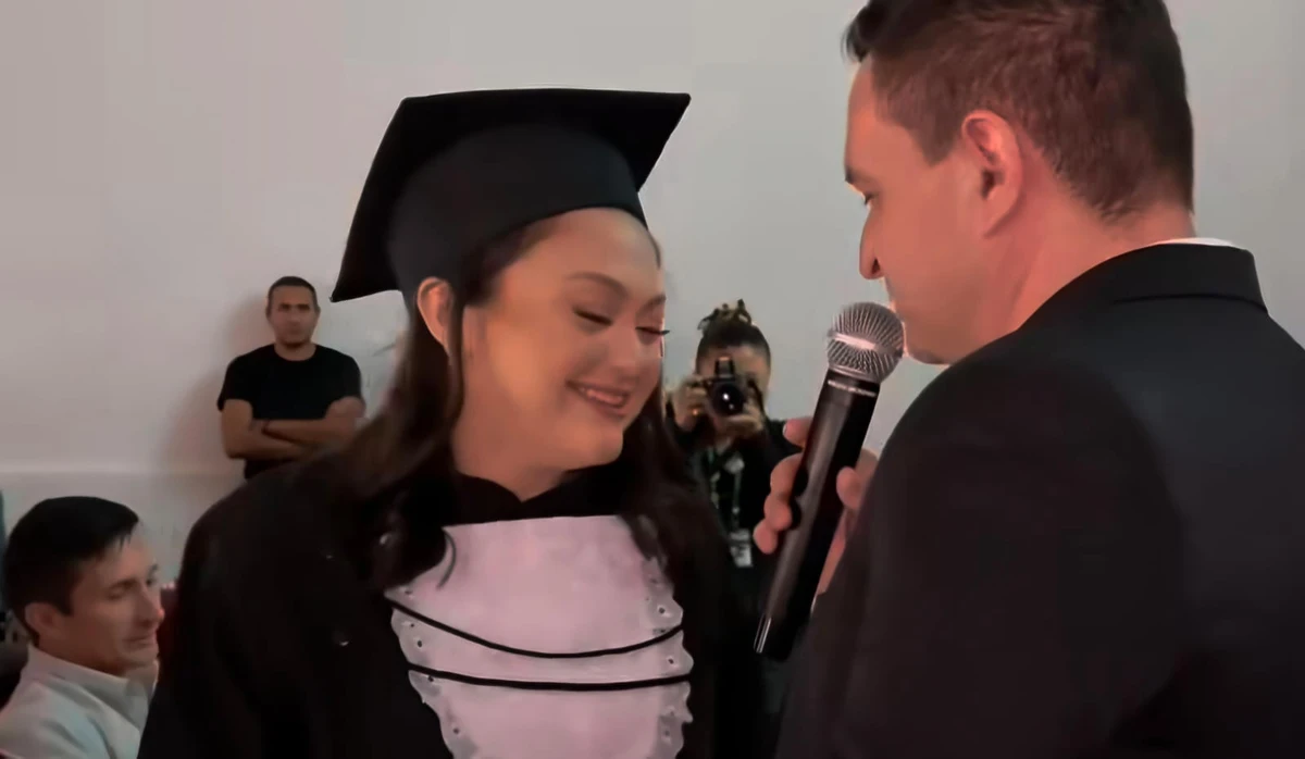 Formanda sendo pedida em casamento por Reprodução/Redes Sociais