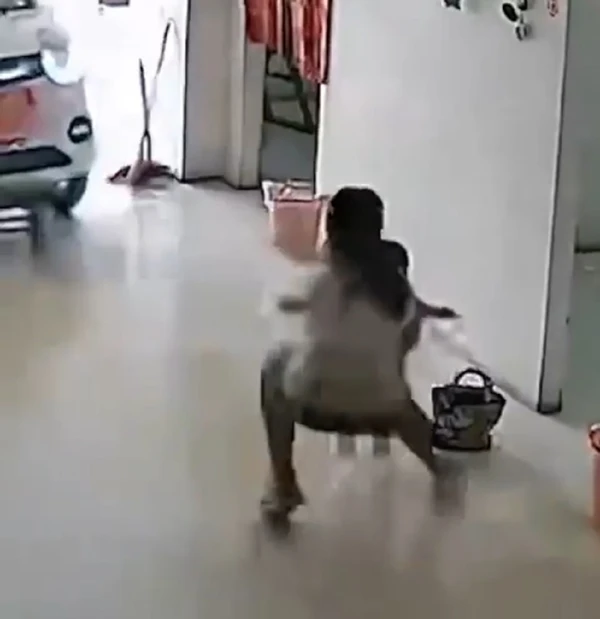 Imagem mostra menina pegando a irmã no colo instantes antes de o veículo invadir o local