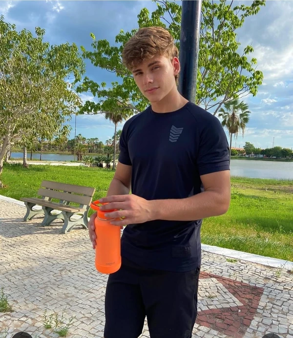 Modelo de 17 anos morre afogado  por Reprodução/Instagram