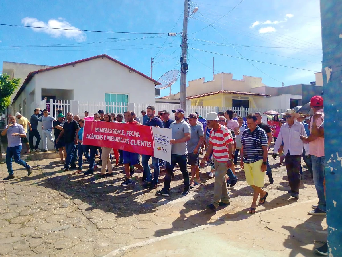 População de Rio do Pires protesta contra decisão do Bradesco de fechar a única agência da cidade