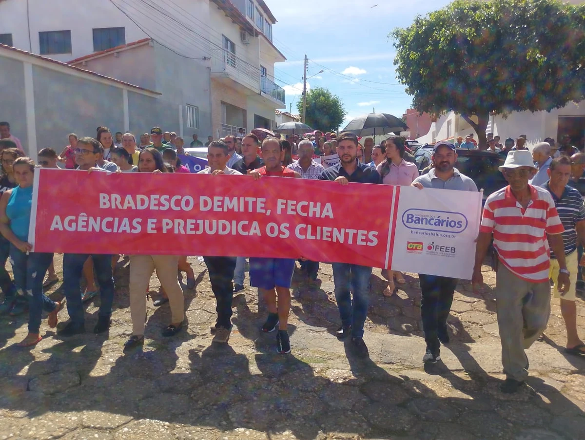 Protesto foi realizado por moradores e funcionários nesta quarta-feira (4) por Reprodução