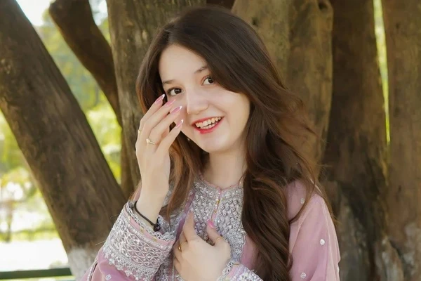 Sana Yousaf por Reprodução