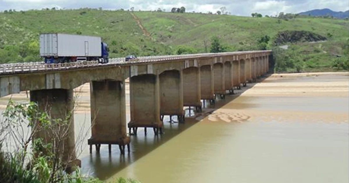Imagem - Ponte sobre o Rio Jequitinhonha é interditada para veículos pesados após vibrações