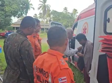 Imagem - Fotos: veja momento em que homem resgatado após ficar 72h em árvore recebe atendimento