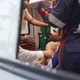 Imagem - Ambulância quebrada e mãe desmaiada: homem desce de árvore após 72h em Salvador