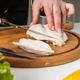 Imagem - Nunca mais erre: o jeito certo de cortar peito de frango para ficar macio