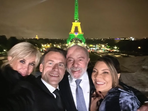 Brigitte, Macron, Lula e Janja sorridentes