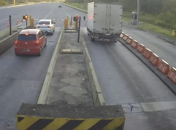 Caminhão passa em pedágio da BA-535 sem pagar