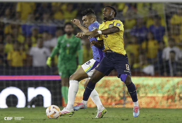Casemiro em disputa durante a partida