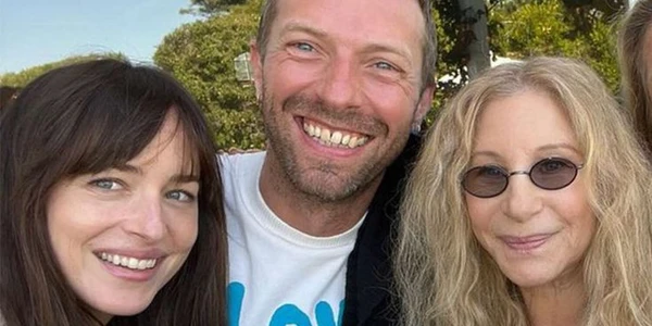Dakota Johnson, Chris Martin e Barbra Streisand por Reprodução