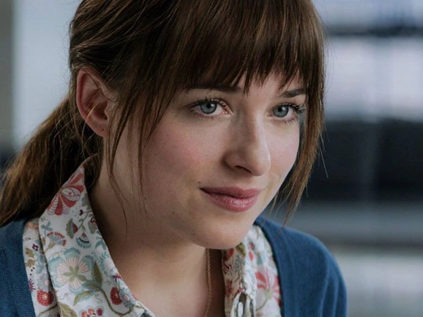 Dakota Johnson e Chris Martin terminam relacionamento por Reprodução