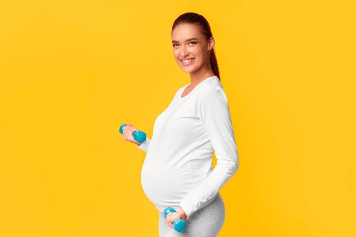 A atividade física é uma aliada poderosa para a qualidade de vida e o bem-estar na gravidez (Imagem: Prostock-studio | Shutterstock) 