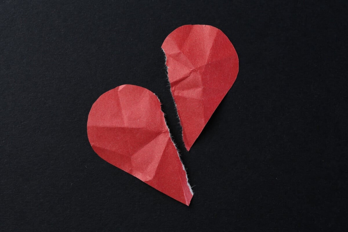 A infidelidade pode significar algo muito além de impulso sexual (Imagem: New África | Shutterstock) 