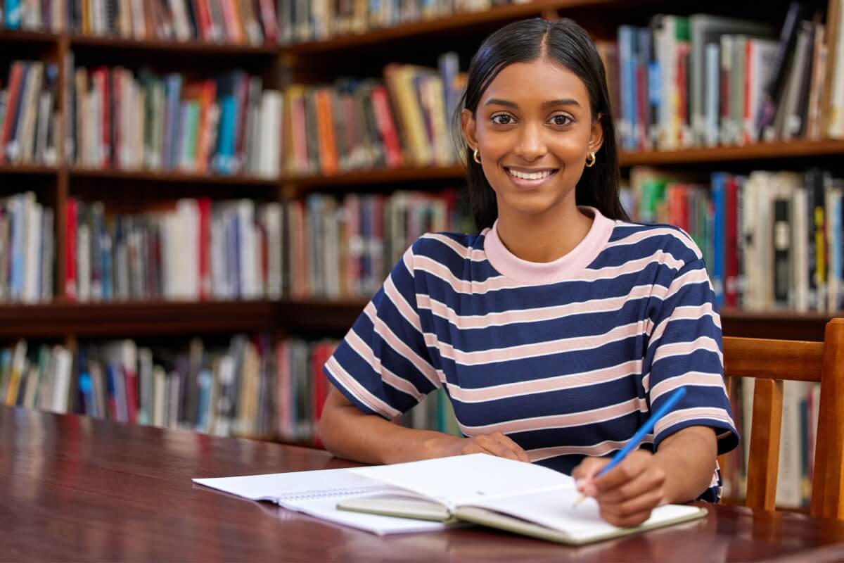 A prova de biologia do Enem avalia a capacidade do aluno de aplicar o saber de forma crítica e prática (Imagem: PeopleImages.com - Yuri A | Shutterstock)