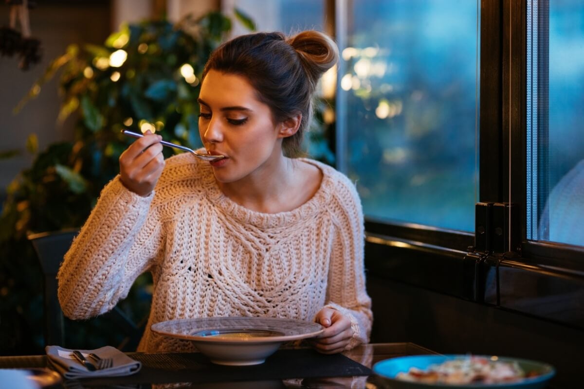 Alguns alimentos podem ajudar a melhorar a disposição nos dias mais frios (Imagem: Maksym Azovtsev | Shutterstock)