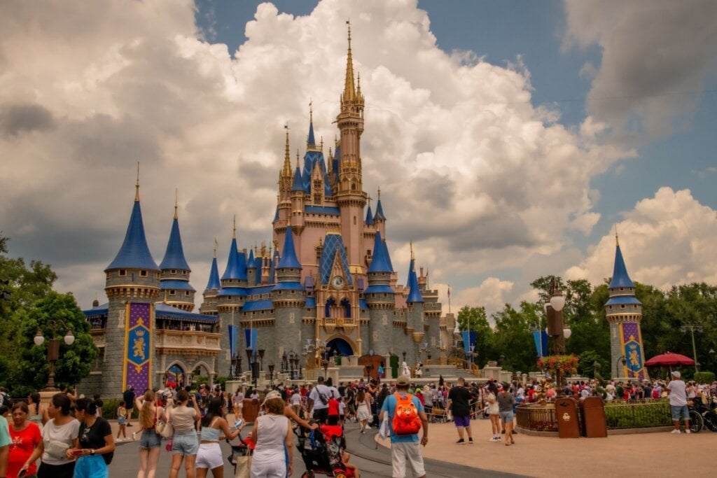 Aproveita a estadia na cidade para conhecer os famosos parques temáticos (Imagem: dorengo5 | Shutterstock)