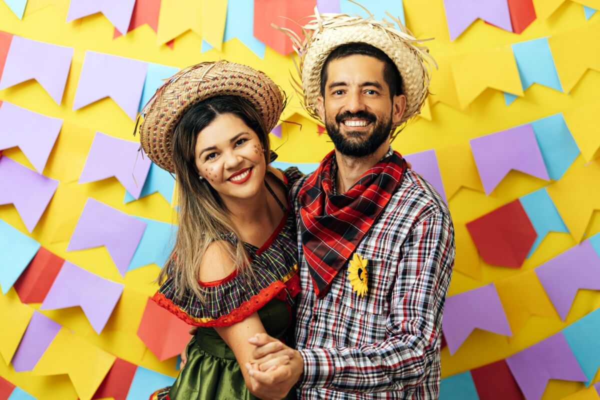 É possível transformar peças do guarda-roupa em trajes de festa junina (Imagem: Kleber Cordeiro | Shutterstock)