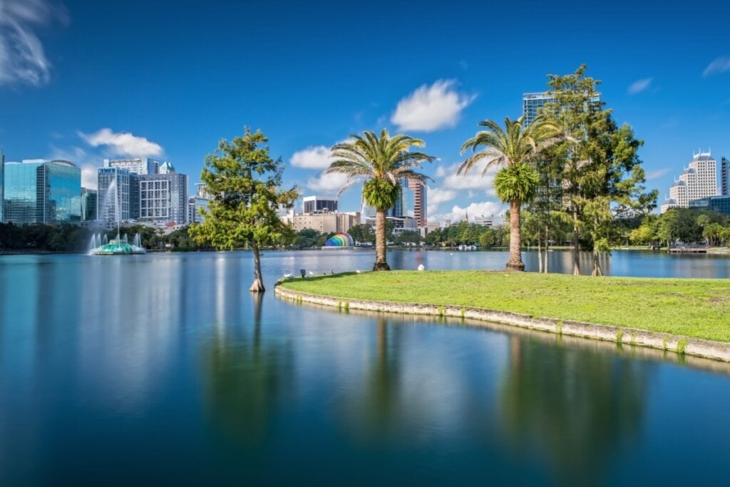 O Lake Eola Park é um ótimo lugar para descansar e aproveitar a vista da cidade (Imagem: Susanne Pommer | Shutterstock) 