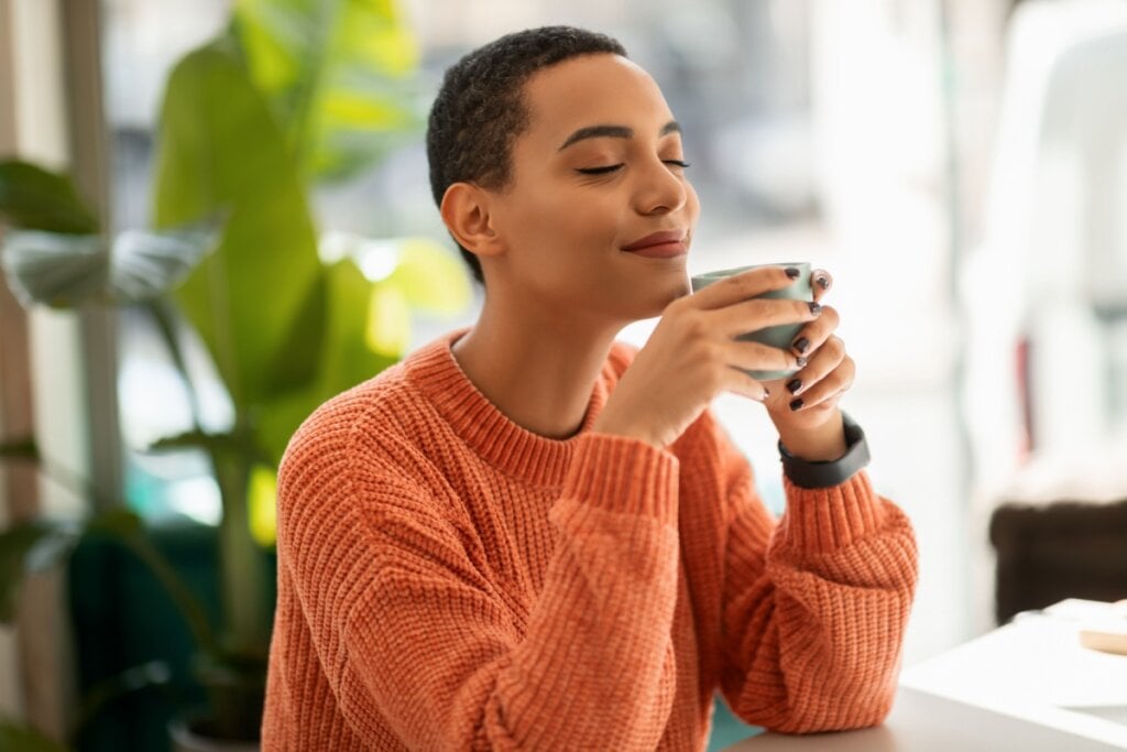 Os chás também ajudam a aquecer e nutrir o corpo (Imagem: Prostock-studio | Shutterstock) 