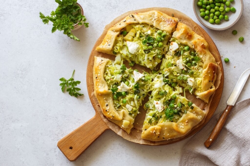 Torta aberta de repolho, ervilha e queijo feta (Imagem: annata78 | Shutterstock)