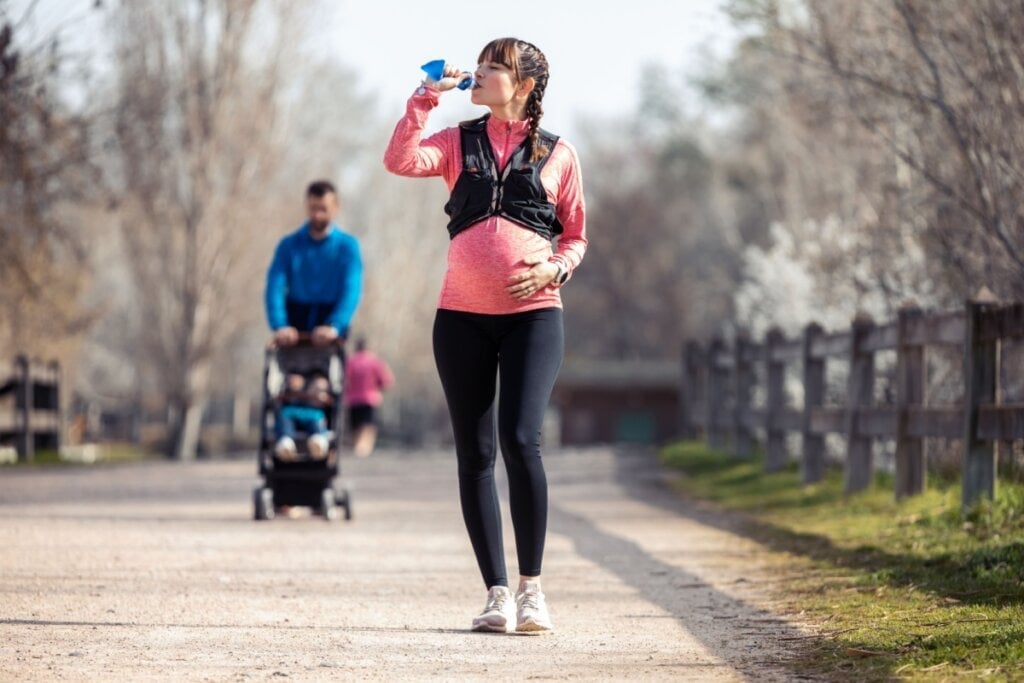 Treinos intensos com deslocamento devem ser trocados por caminhadas, aulas de alongamento ou bicicleta ergométrica (Imagem: Josep Suria | Shutterstock)