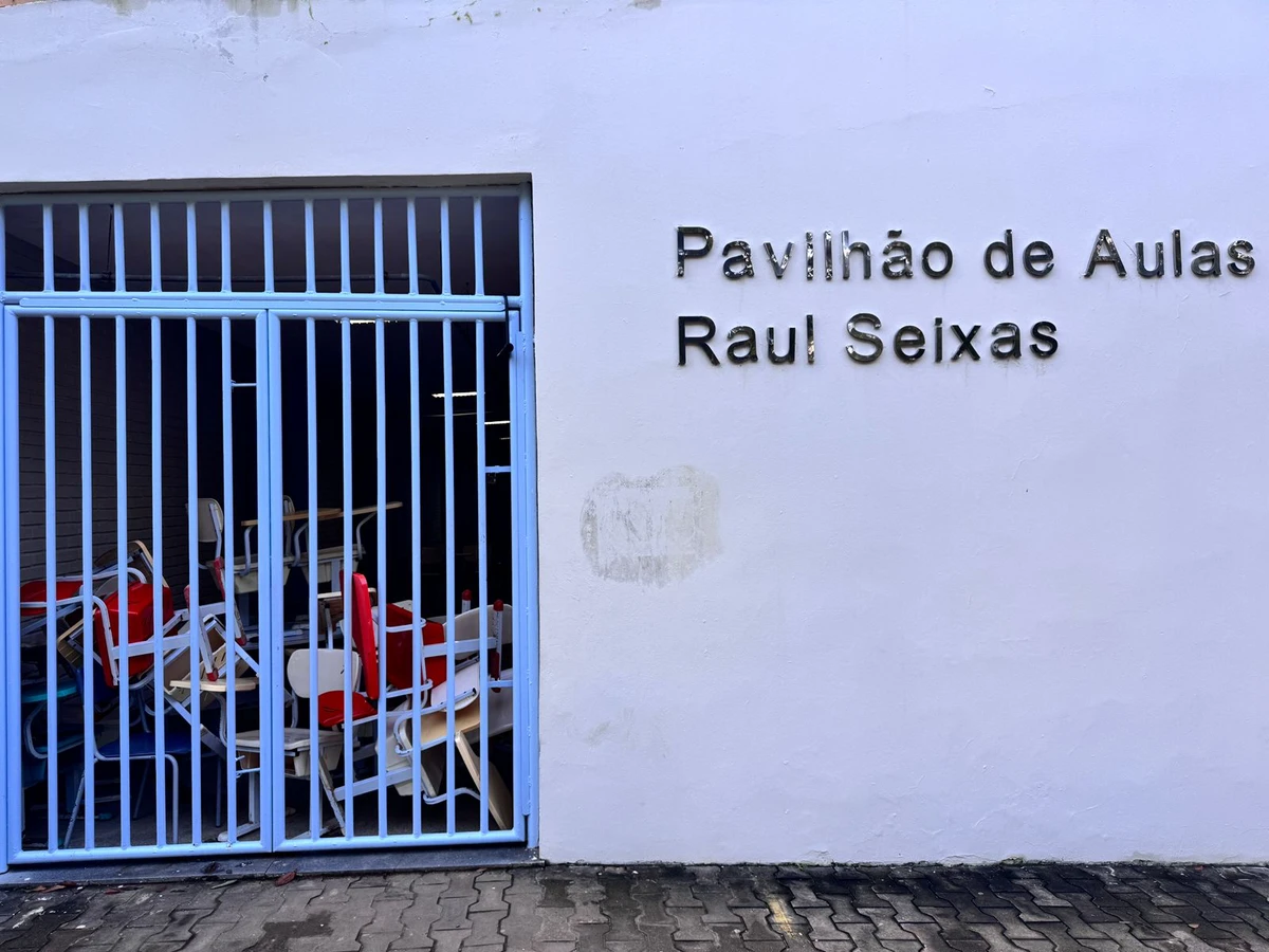 Estudantes bloqueiam salas e corredores com cadeiras por Reprodução/Redes sociais