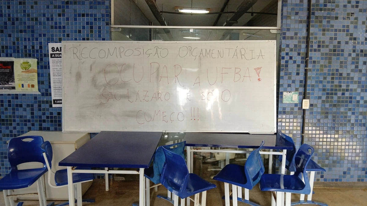 Estudantes bloqueiam salas e corredores com cadeiras por Reprodução/Redes sociais