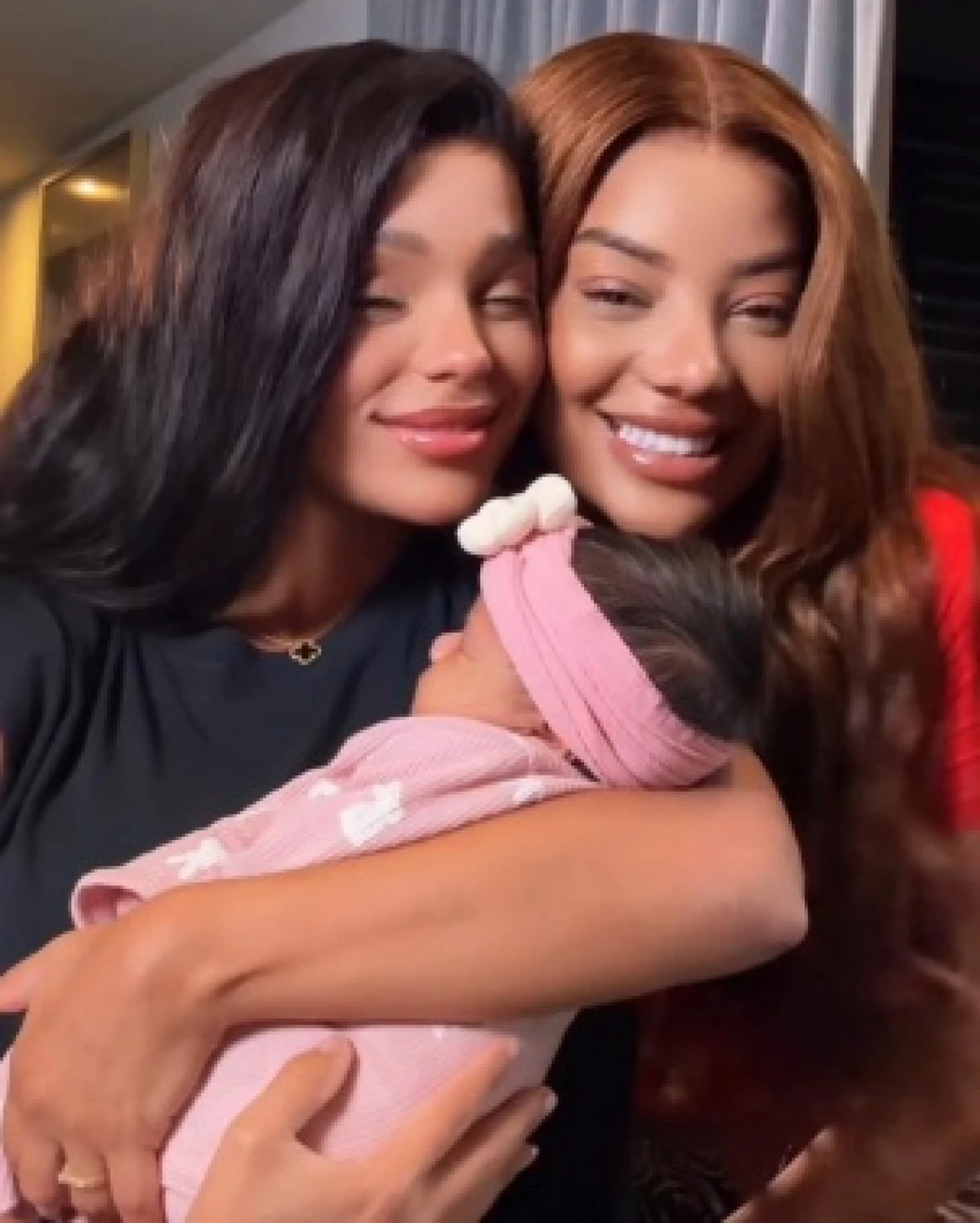 Ludmilla e Brunna Gonçalves mostraram o rosto de Zuri por Reprodução