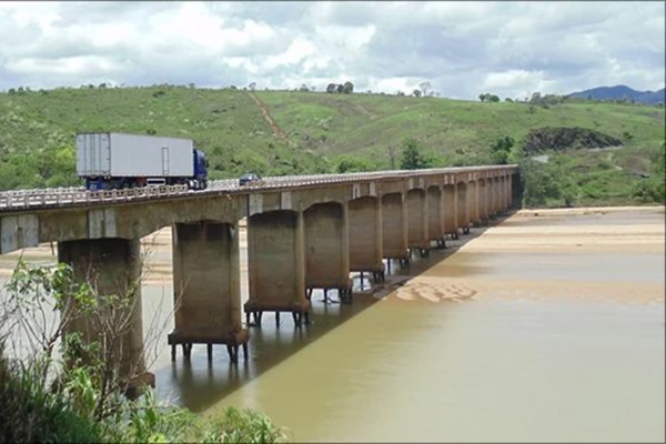 Ponte sobre o Rio Jequitinhonha