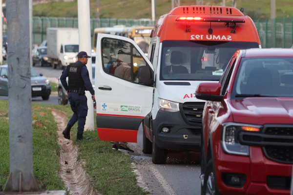 Um dos vidros da ambulância foi quebrado pelo homem, que apresentação forte agitação por Marina Silva/CORREIO