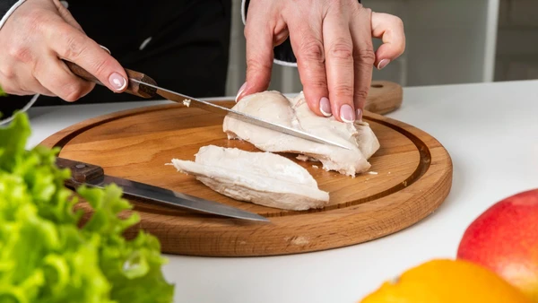 Um simples corte pode transformar seu frango em uma carne suculenta e macia