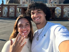 Imagem - Jogador se depende após ser flagrado com mulheres dias antes de pedir namorada em casamento