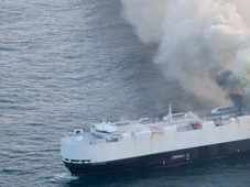 Imagem - Navio com cerca de 3 mil carros é abandonado no meio do Oceano Pacífico