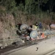 Imagem - Duas pessoas ficam presas às ferragens após acidente no oeste da Bahia