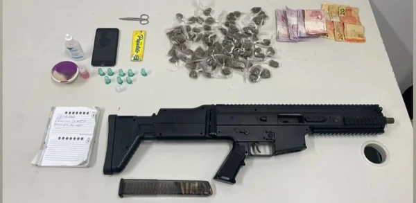 Arma e drogas foram apreendidas no Arenoso por Reprodução