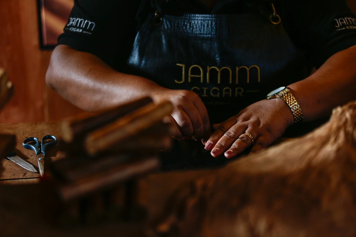 As charuteiras produzem cerca de 200 charutos por dia por Arisson Marinho/CORREIO