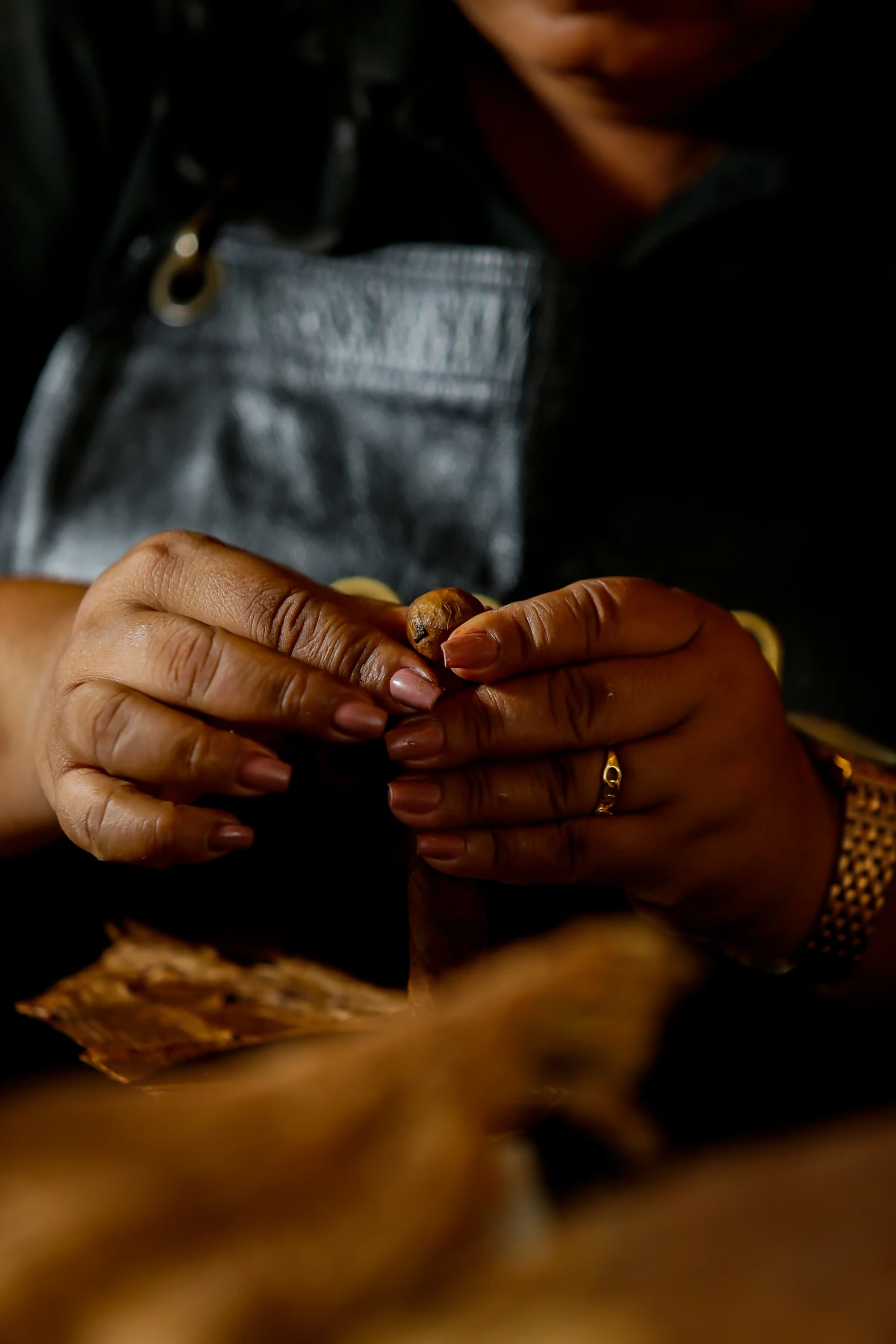 As charuteiras produzem cerca de 200 charutos por dia