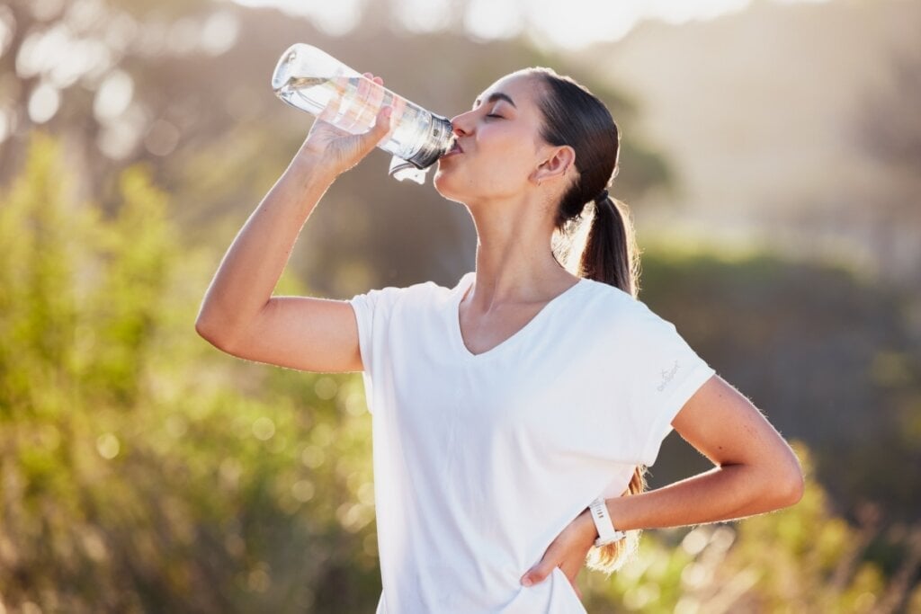 A hidratação mantém o metabolismo ativo e é fundamental para deixar o abdômen definido (Imagem: PeopleImages.com – Yuri A | Shutterstock) 