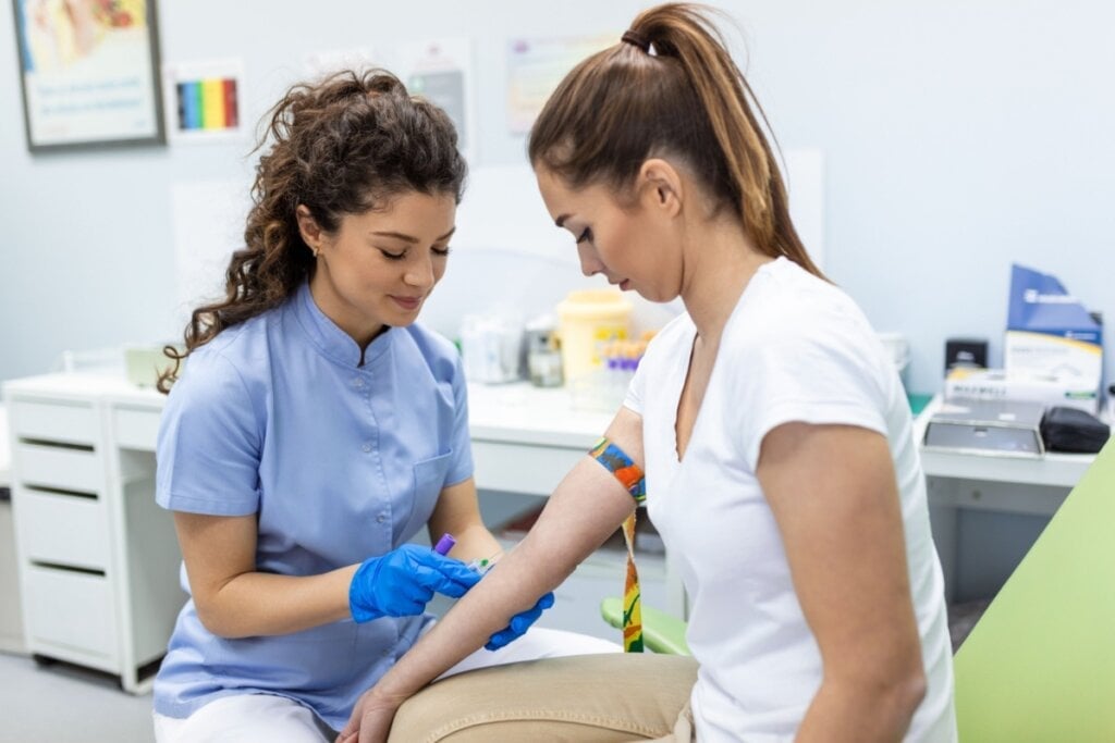 Alguns medicamentos exigem inaptidão temporária ou permanente do doador (Imagem: Photoroyalty | Shutterstock)