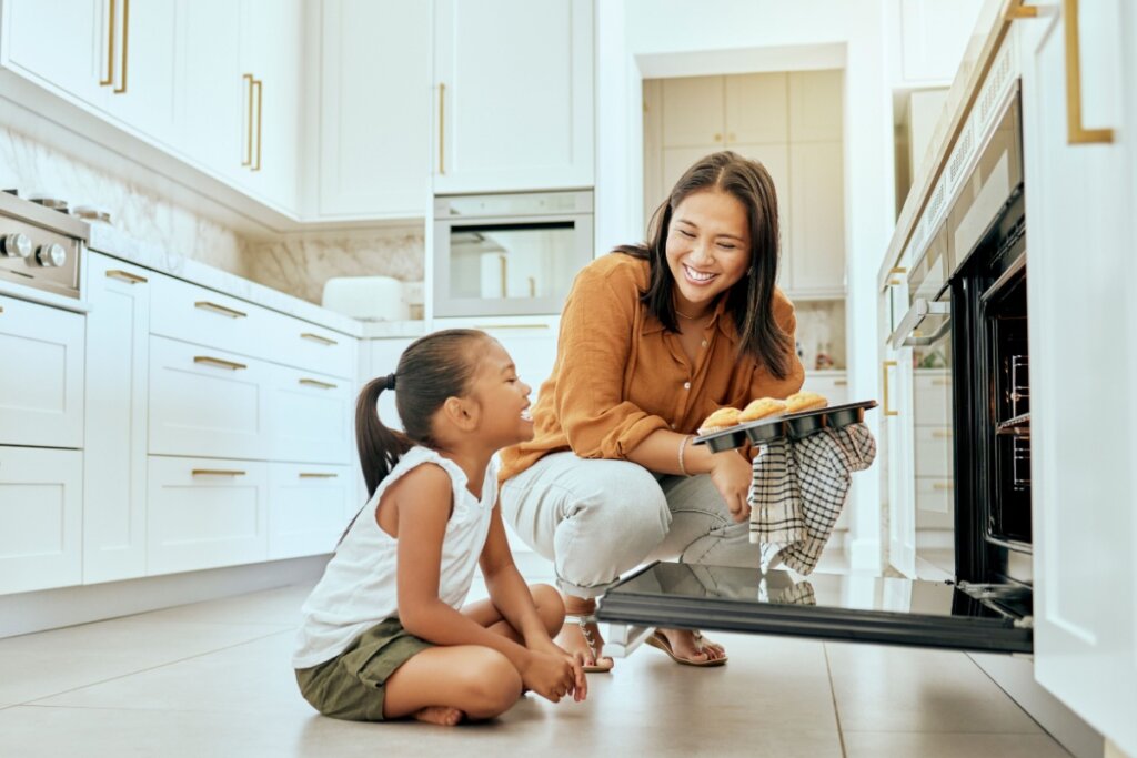 As crianças nunca devem ficar sozinhas na cozinha (Imagem: PeopleImages.com – Yuri A | Shutterstock) 