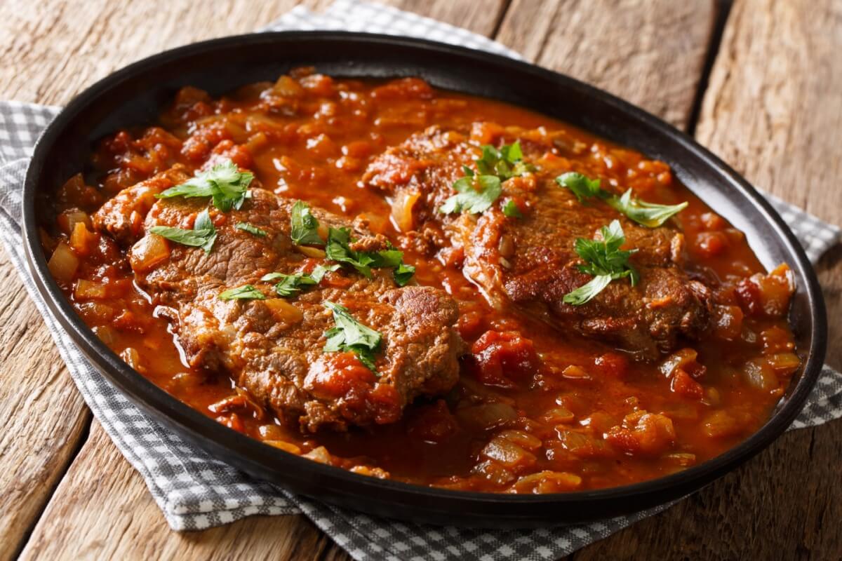 Bife de contrafilé ao molho de tomate (Imagem: Sergii Koval | Shutterstock)