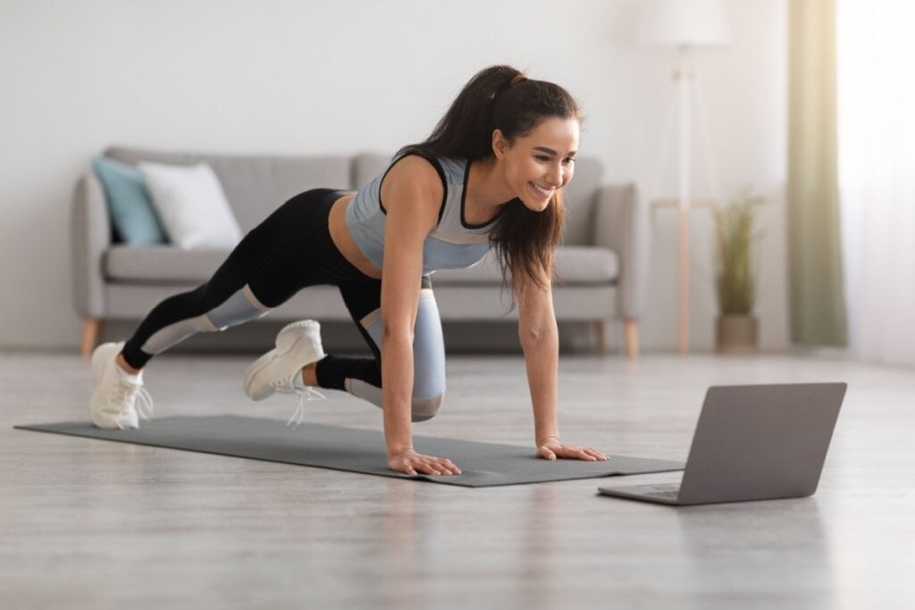 Há diversos exercícios que podem ser feitos sem equipamentos, o que facilita começar os treinos funcionais em casa (Imagem: Prostock-studio | Shutterstock)