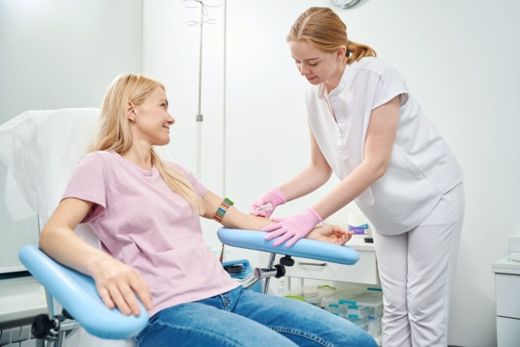 O sangue doado passa por exames para detectar doenças (Imagem: Svitlana Hulko | Shutterstock)